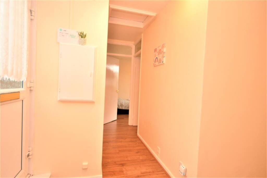 Spacious 2Bedroom Condo With Patio By Excel Centre Londýn Exteriér fotografie