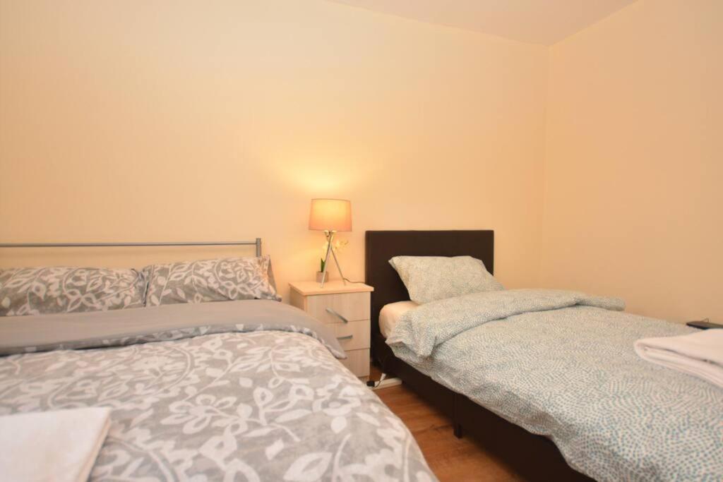 Spacious 2Bedroom Condo With Patio By Excel Centre Londýn Exteriér fotografie