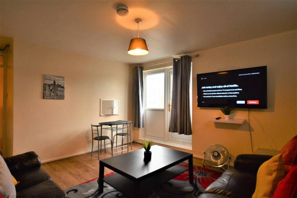 Spacious 2Bedroom Condo With Patio By Excel Centre Londýn Exteriér fotografie